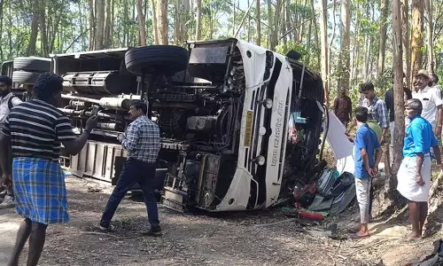 വിനോദ സഞ്ചാരികളുടെ ബസ് മറിഞ്ഞ് രണ്ട് മരണം