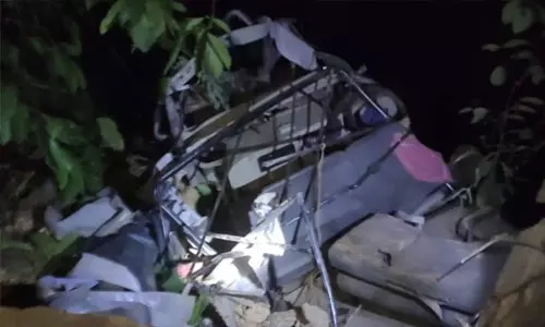 ഇടുക്കിയില്‍ ജീപ്പ് കൊക്കയിലേക്ക് മറിഞ്ഞ് ദമ്പതികള്‍ അടക്കം മൂന്നു പേര്‍ മരിച്ചു