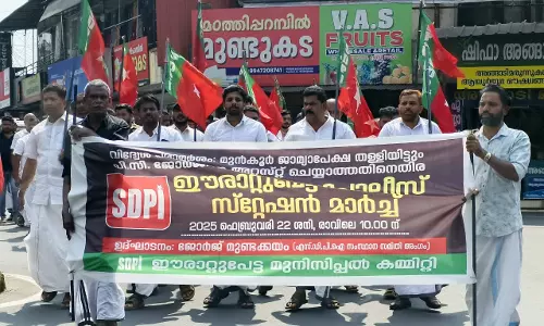 പി സി ജോര്ജിനെ അറസ്റ്റ് ചെയ്യണമെന്നാവശ്യപ്പെട്ട് എസ്ഡിപിഐ പോലിസ് സ്റ്റേഷന് മാര്ച്ച് നടത്തി പി സി ജോര്ജിനെ അറസ്റ്റ് ചെയ്യണമെന്നാവശ്യപ്പെട്ട് എസ്ഡിപിഐ പോലിസ് സ്റ്റേഷന് മാര്ച്ച് നടത്തി