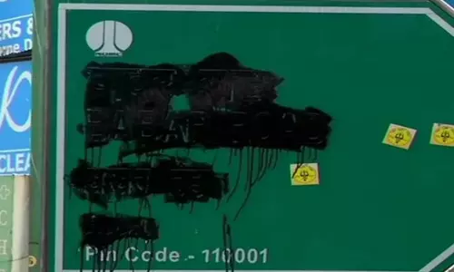 അക്ബര്, ബാബര് റോഡുകളുടെ സൈന്ബോര്ഡില് കറുത്ത പെയിന്റടിച്ച് ഹിന്ദുത്വര് (വീഡിയോ) അക്ബര്, ബാബര് റോഡുകളുടെ സൈന്ബോര്ഡില് കറുത്ത പെയിന്റടിച്ച് ഹിന്ദുത്വര് (വീഡിയോ)