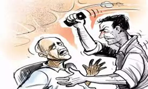 മദ്യലഹരിയില്‍ യുവാക്കളുടെ പരാക്രമം; എടിഎമ്മും കാറും അടിച്ചു തകര്‍ത്തു