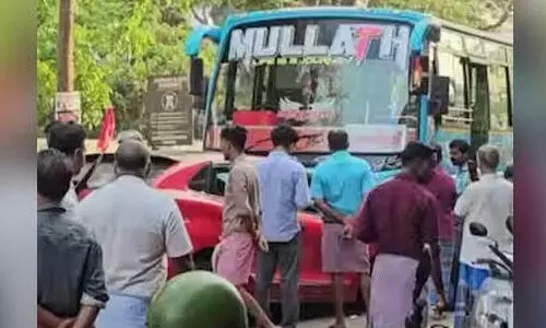 കാറും ബസും കൂട്ടിയിടിച്ച് ഒരു വയസുകാരന് മരിച്ചു കാറും ബസും കൂട്ടിയിടിച്ച് ഒരു വയസുകാരന് മരിച്ചു