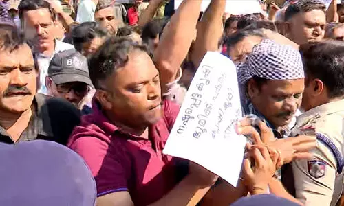 മുണ്ടക്കൈ-ചൂരല്മല പുനരധിവാസം വൈകുന്നു; ദുരന്തബാധിതരുടെ കുടില്കെട്ടി സമരം തടഞ്ഞ് പോലിസ് മുണ്ടക്കൈ-ചൂരല്മല പുനരധിവാസം വൈകുന്നു; ദുരന്തബാധിതരുടെ കുടില്കെട്ടി സമരം തടഞ്ഞ് പോലിസ്