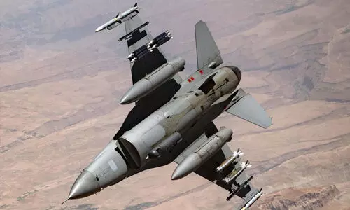 യുഎസിന്റെ എഫ്-16 യുദ്ധവിമാനത്തിന് നേരെ സാം മിസൈലുകള് അയച്ച് ഹൂത്തികള് യുഎസിന്റെ എഫ്-16 യുദ്ധവിമാനത്തിന് നേരെ സാം മിസൈലുകള് അയച്ച് ഹൂത്തികള്