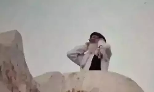 സംഭല് ശാഹീ ജാമിഅ് മസ്ജിദിലെ ലൗഡ്സ്പീക്കറുകള് പോലിസ് പിടിച്ചെടുത്തു; മസ്ജിദിന് മുകളില് കയറി ബാങ്ക് വിളിച്ച് ഇമാം (video) സംഭല് ശാഹീ ജാമിഅ് മസ്ജിദിലെ ലൗഡ്സ്പീക്കറുകള് പോലിസ് പിടിച്ചെടുത്തു; മസ്ജിദിന് മുകളില് കയറി ബാങ്ക് വിളിച്ച് ഇമാം (video)