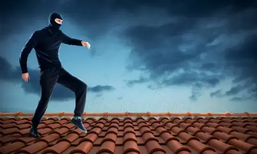 വീടിന്റെ ഓട് പൊളിച്ച് അകത്ത് കയറി 25 പവന്‍ സ്വര്‍ണം കവര്‍ന്നു