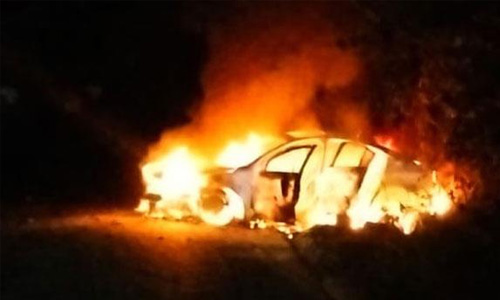 ഓടിക്കൊണ്ടിരുന്ന കാറിന് തീപിടിച്ചു ഓടിക്കൊണ്ടിരുന്ന കാറിന് തീപിടിച്ചു