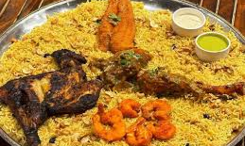 നൂറ് രൂപക്ക് മന്തി നല്‍കിയില്ല; കോഴിക്കോട് ഹോട്ടലിന് നേരെ നടന്ന കല്ലേറില്‍ യുവതിക്കും കുഞ്ഞിനും പരിക്ക്