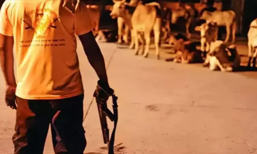 കോഴിയും മീനുമായി പോവുകയായിരുന്ന വാഹനത്തിന് നേരെ ഹിന്ദുത്വ ആക്രമണം കോഴിയും മീനുമായി പോവുകയായിരുന്ന വാഹനത്തിന് നേരെ ഹിന്ദുത്വ ആക്രമണം