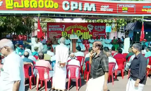 റോഡില്‍ പന്തല്‍ കെട്ടി സിപിഎം സമരം