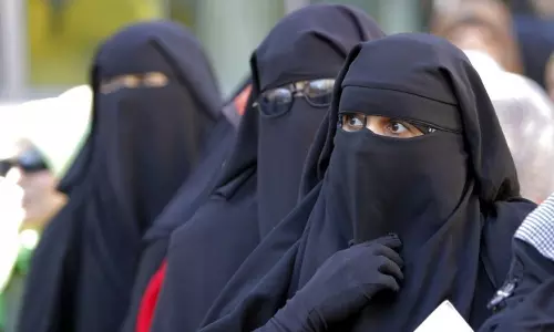 ഖുര്‍ആനും ഹിജാബും വിതരണം ചെയ്തു; മൂന്ന് സ്ത്രീകളെ ശ്രീനഗര്‍ പോലിസ് കസ്റ്റഡിയിലെടുത്തു