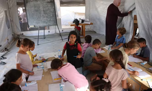 അധിനിവേശത്തെ അതിജീവിക്കാനുള്ള ഏക മാര്‍ഗം വിദ്യാഭ്യാസമാണ്; വേദനകള്‍ക്കിടയിലും പഠിക്കാനൊരുങ്ങി ഗസയിലെ കുട്ടികള്‍