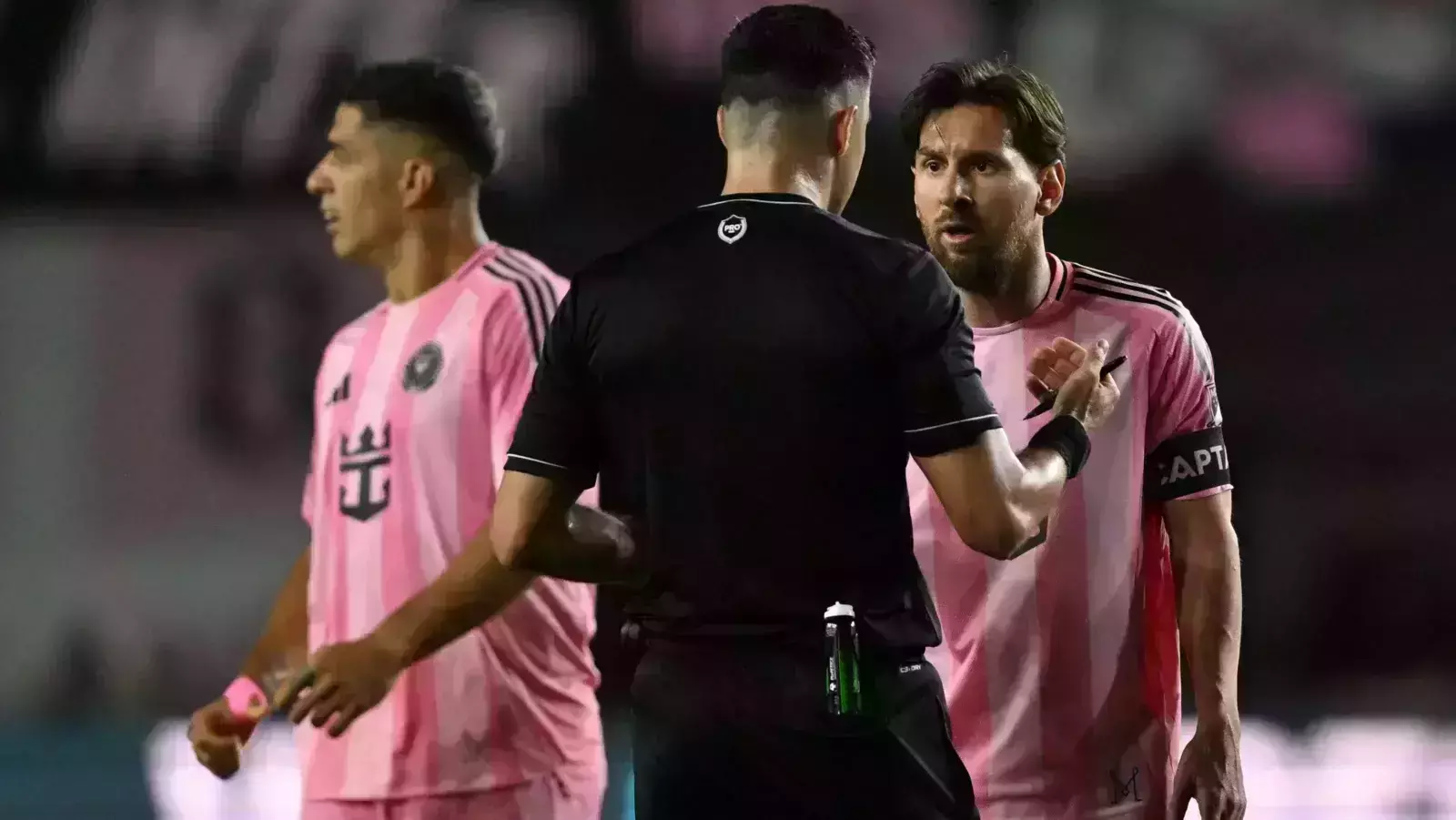 ലയണല്‍ മെസ്സിക്ക് പിഴ; എതിര്‍ ടീം പരിശീലകന്റെ കഴുത്തില്‍പ്പിടിച്ച് മെസ്സി