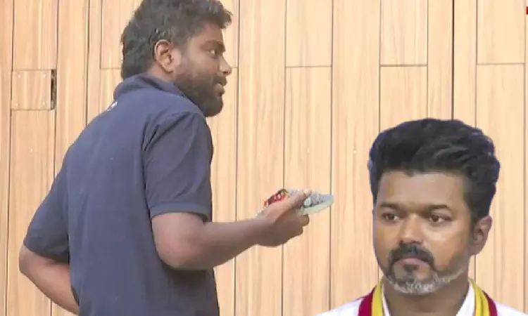 നടന് വിജയിയുടെ വീടിനു നേരേ ചെരിപ്പെറിഞ്ഞ് മലയാളി യുവാവ് നടന് വിജയിയുടെ വീടിനു നേരേ ചെരിപ്പെറിഞ്ഞ് മലയാളി യുവാവ്