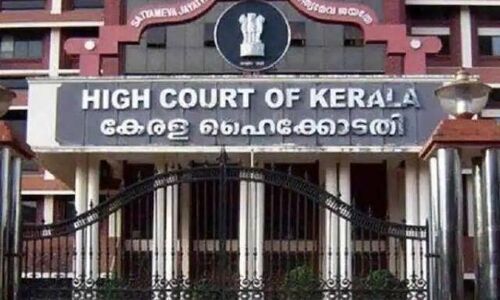 പൊതുസ്ഥലങ്ങളിലും പുറമ്പോക്കുകളിലും ആരുടെയും കൊടിമരങ്ങള്‍ വേണ്ട; ഹൈക്കോടതി