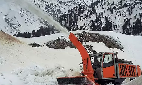 ജമ്മു കശ്മീരില്‍ കനത്ത മഴയിലും മഞ്ഞുവീഴ്ചയിലും അഞ്ച് മരണം