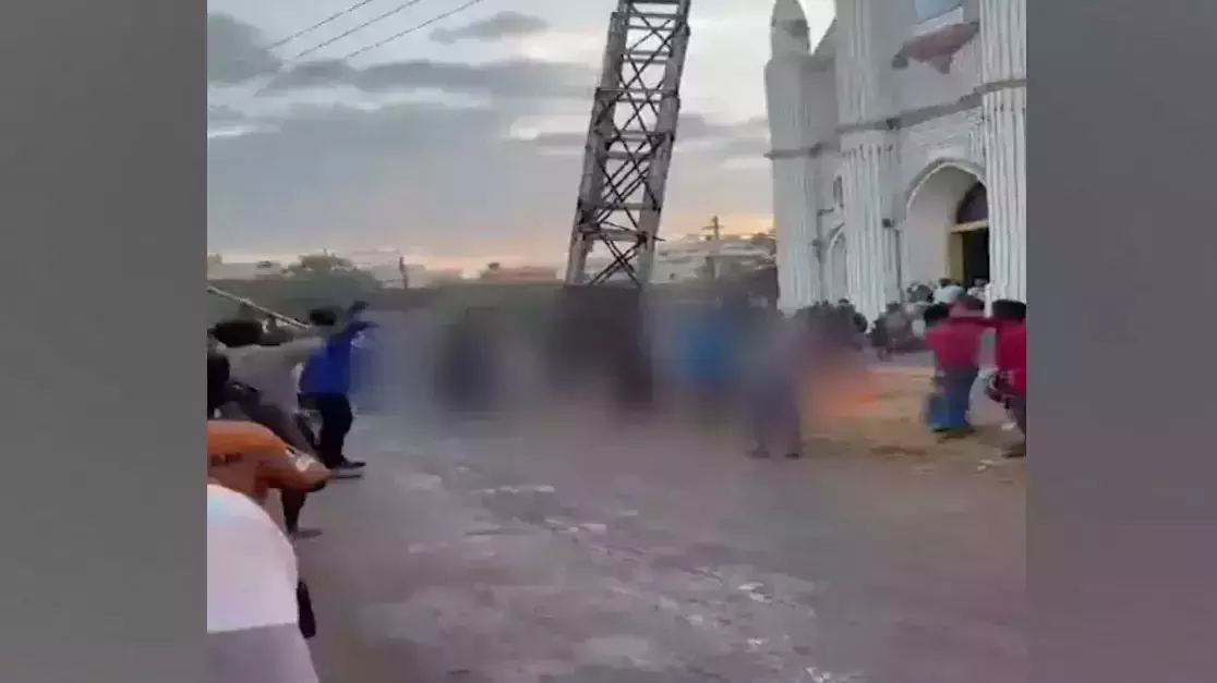 കന്യാകുമാരിയില് പള്ളി പെരുന്നാള് അലങ്കാര ക്രമീകരണത്തിനിടെ വൈദ്യുതാഘാതമേറ്റ് നാല് പേര്ക്ക് ദാരുണാന്ത്യം കന്യാകുമാരിയില് പള്ളി പെരുന്നാള് അലങ്കാര ക്രമീകരണത്തിനിടെ വൈദ്യുതാഘാതമേറ്റ് നാല് പേര്ക്ക് ദാരുണാന്ത്യം