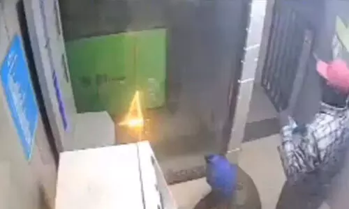 തെലങ്കാനയില് എടിഎം കൗണ്ടര് പൊളിച്ച് 30 ലക്ഷം രൂപ കവര്ന്നു (വീഡിയോ) തെലങ്കാനയില് എടിഎം കൗണ്ടര് പൊളിച്ച് 30 ലക്ഷം രൂപ കവര്ന്നു (വീഡിയോ)