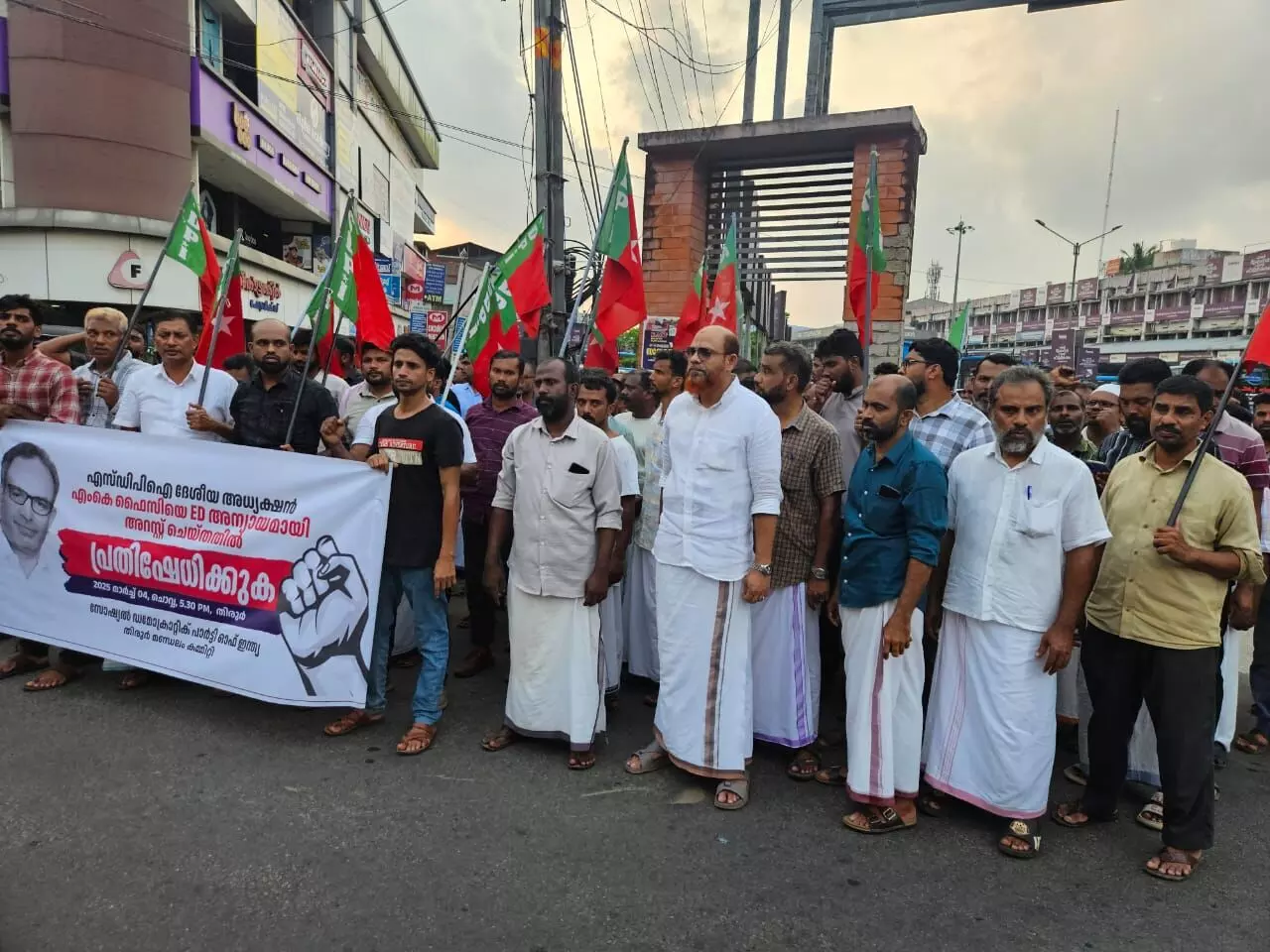 എം കെ ഫൈസിയുടെ അറസ്റ്റില്‍ തിരൂരില്‍ പ്രതിഷേധം