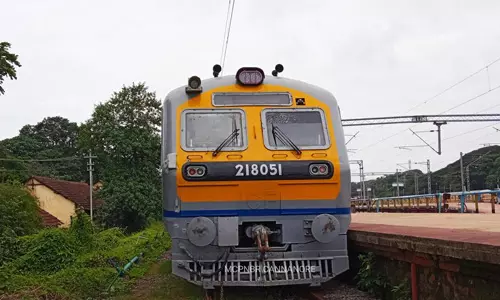 ട്രെയ്നിലെ ശുചിമുറിയില് യുവതിയുടെ ഫോണ് നമ്പര് എഴുതിയിട്ടെന്ന് പരാതി ട്രെയ്നിലെ ശുചിമുറിയില് യുവതിയുടെ ഫോണ് നമ്പര് എഴുതിയിട്ടെന്ന് പരാതി