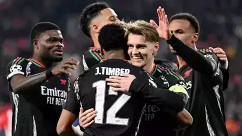 ചാംപ്യന്സ് ലീഗ്; ഗോള് മഴയുമായി ആഴ്സണല്; അത്ലറ്റിക്കോയോട് രക്ഷപ്പെട്ട് റയല് മാഡ്രിഡ് ചാംപ്യന്സ് ലീഗ്; ഗോള് മഴയുമായി ആഴ്സണല്; അത്ലറ്റിക്കോയോട് രക്ഷപ്പെട്ട് റയല് മാഡ്രിഡ്