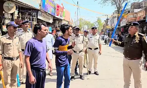 പശു ഞങ്ങളുടെ അമ്മയാണ്, പോലിസാണ് ഞങ്ങളുടെ പിതാവ്; ബജ്റംഗ് ദളുകാരുടെ പരാതിയില് അറസ്റ്റ് ചെയ്ത മുസ്ലിം യുവാക്കളുമായി നഗരംചുറ്റി പോലിസ് (video) പശു ഞങ്ങളുടെ അമ്മയാണ്, പോലിസാണ് ഞങ്ങളുടെ പിതാവ്; ബജ്റംഗ് ദളുകാരുടെ പരാതിയില് അറസ്റ്റ് ചെയ്ത മുസ്ലിം യുവാക്കളുമായി നഗരംചുറ്റി പോലിസ് (video)