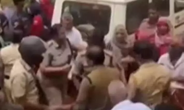 കോഴിക്കോട് പതിനഞ്ചുകാരനെ ക്രൂരമായി മര്ദ്ദിച്ച് പോലിസ് (വിഡിയോ) കോഴിക്കോട് പതിനഞ്ചുകാരനെ ക്രൂരമായി മര്ദ്ദിച്ച് പോലിസ് (വിഡിയോ)