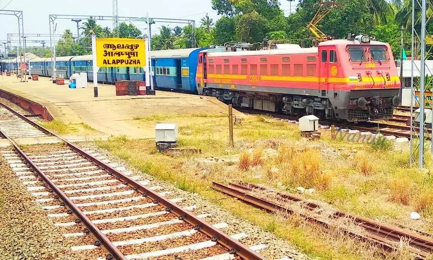 ആത്മഹത്യയ്ക്ക് ശ്രമിച്ച യുവാവിനെ രക്ഷിച്ച് സിവില് പോലിസ് ഓഫീസര് ആത്മഹത്യയ്ക്ക് ശ്രമിച്ച യുവാവിനെ രക്ഷിച്ച് സിവില് പോലിസ് ഓഫീസര്