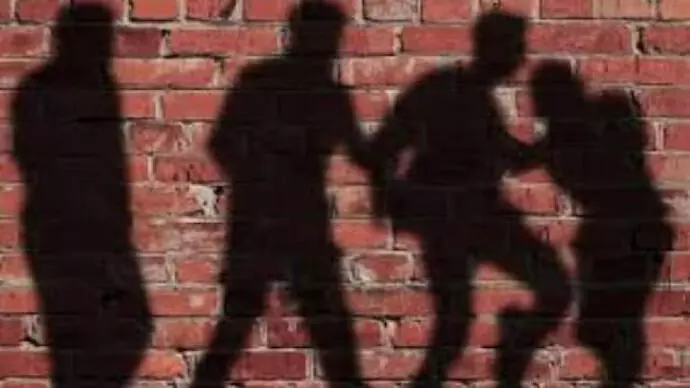 പെണ്സുഹൃത്തിന്റെ പേരില് തര്ക്കം; പത്താം ക്ലാസുകാരന്റെ മൂക്ക് ഇടിച്ച് തകര്ത്തു; അഞ്ച് പ്ലസ്ടു വിദ്യാര്ഥികള്ക്കെതിരെ കേസ് പെണ്സുഹൃത്തിന്റെ പേരില് തര്ക്കം; പത്താം ക്ലാസുകാരന്റെ മൂക്ക് ഇടിച്ച് തകര്ത്തു; അഞ്ച് പ്ലസ്ടു വിദ്യാര്ഥികള്ക്കെതിരെ കേസ്