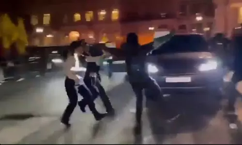 ലണ്ടനില്‍ കേന്ദ്ര വിദേശകാര്യമന്ത്രിയുടെ കാര്‍ തടയാന്‍ ശ്രമം(വീഡിയോ)