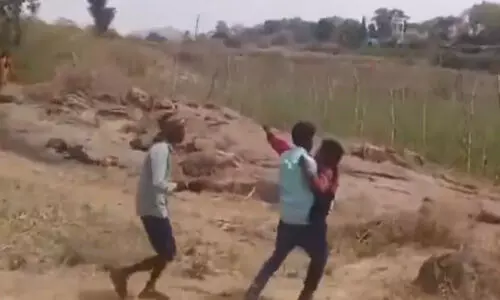 പതിനാലുകാരിയെ ബലംപ്രയോഗിച്ച് വിവാഹം കഴിച്ച യുവാവും കൂട്ടുനിന്നവരും അറസ്റ്റില് (വീഡിയോ) പതിനാലുകാരിയെ ബലംപ്രയോഗിച്ച് വിവാഹം കഴിച്ച യുവാവും കൂട്ടുനിന്നവരും അറസ്റ്റില് (വീഡിയോ)