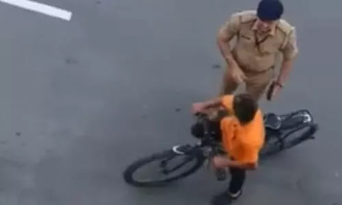 മോദി സഞ്ചരിക്കേണ്ട വഴിയില് സൈക്കിള് ചവിട്ടിയ കുട്ടിയെ മര്ദ്ദിച്ച് പോലിസ് ഉദ്യോഗസ്ഥന് (വീഡിയോ) മോദി സഞ്ചരിക്കേണ്ട വഴിയില് സൈക്കിള് ചവിട്ടിയ കുട്ടിയെ മര്ദ്ദിച്ച് പോലിസ് ഉദ്യോഗസ്ഥന് (വീഡിയോ)