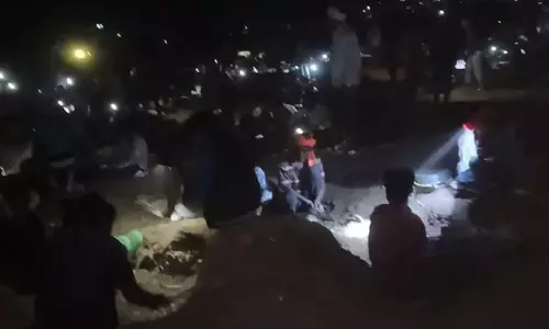 ഛാവ സിനിമയിലെ മുഗള്‍ നിധി തേടി അസിര്‍ഗഡ് കോട്ടയില്‍ ഖനനം നടത്തി ഗ്രാമീണര്‍(വീഡിയോ)