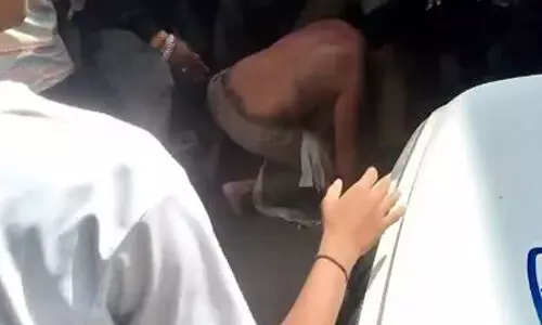 മാംസ വ്യാപാരികളെ വീട്ടില് കയറി മര്ദ്ദിച്ച് ഹിന്ദുത്വര് (വീഡിയോ) മാംസ വ്യാപാരികളെ വീട്ടില് കയറി മര്ദ്ദിച്ച് ഹിന്ദുത്വര് (വീഡിയോ)