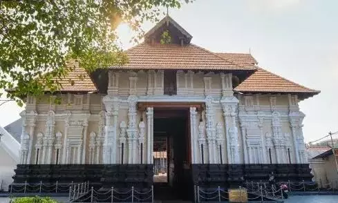 കൂടല് മാണിക്യക്ഷേത്രത്തിലെ ജാതി വിവേചനം; റിപോര്ട്ട് തേടി മനുഷ്യാവകാശ കമ്മീഷന് കൂടല് മാണിക്യക്ഷേത്രത്തിലെ ജാതി വിവേചനം; റിപോര്ട്ട് തേടി മനുഷ്യാവകാശ കമ്മീഷന്