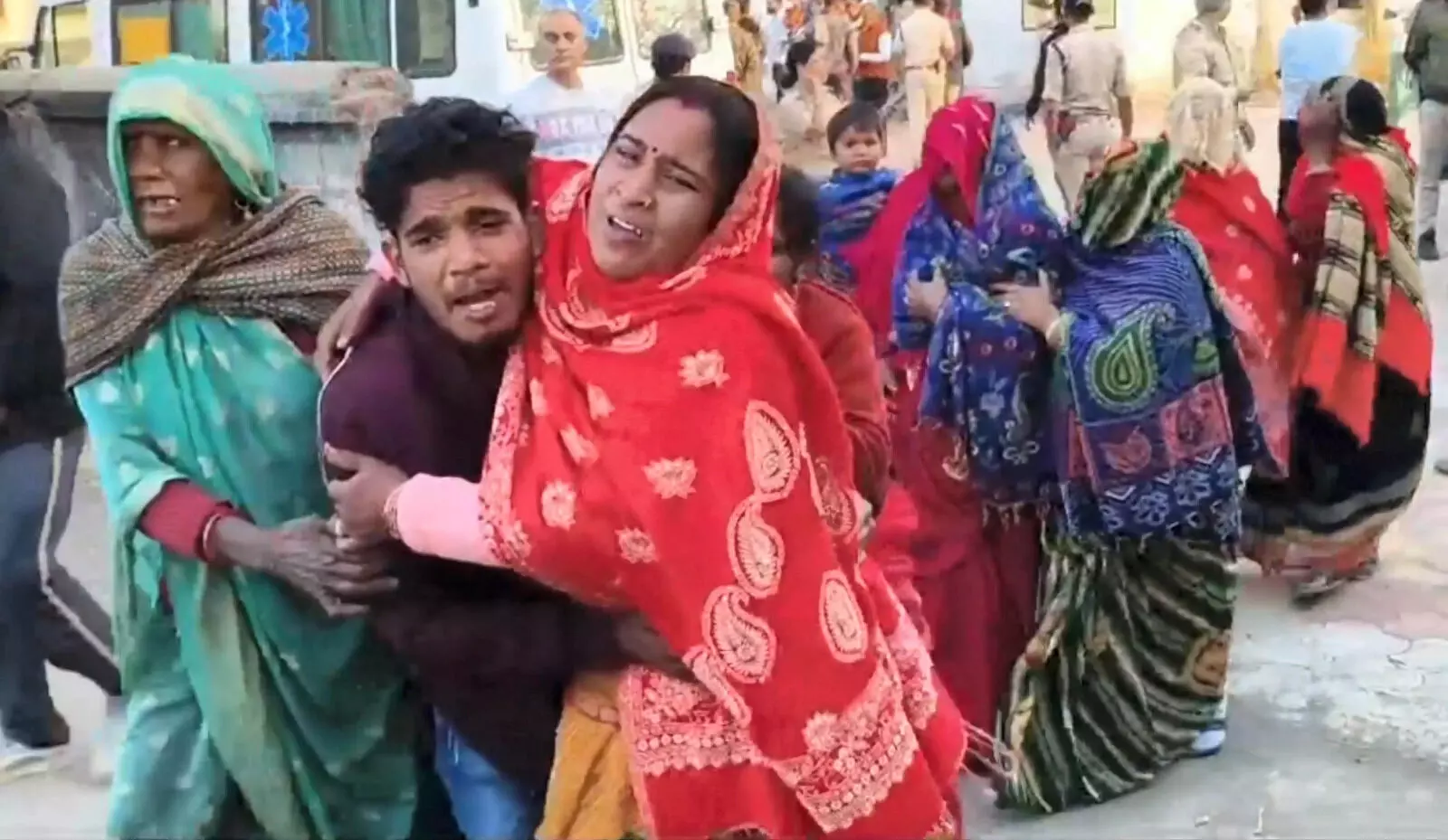 ട്രക്കും ടാക്സിയും കൂട്ടിയിടിച്ച് അപകടം; എട്ട് മരണം ട്രക്കും ടാക്സിയും കൂട്ടിയിടിച്ച് അപകടം; എട്ട് മരണം
