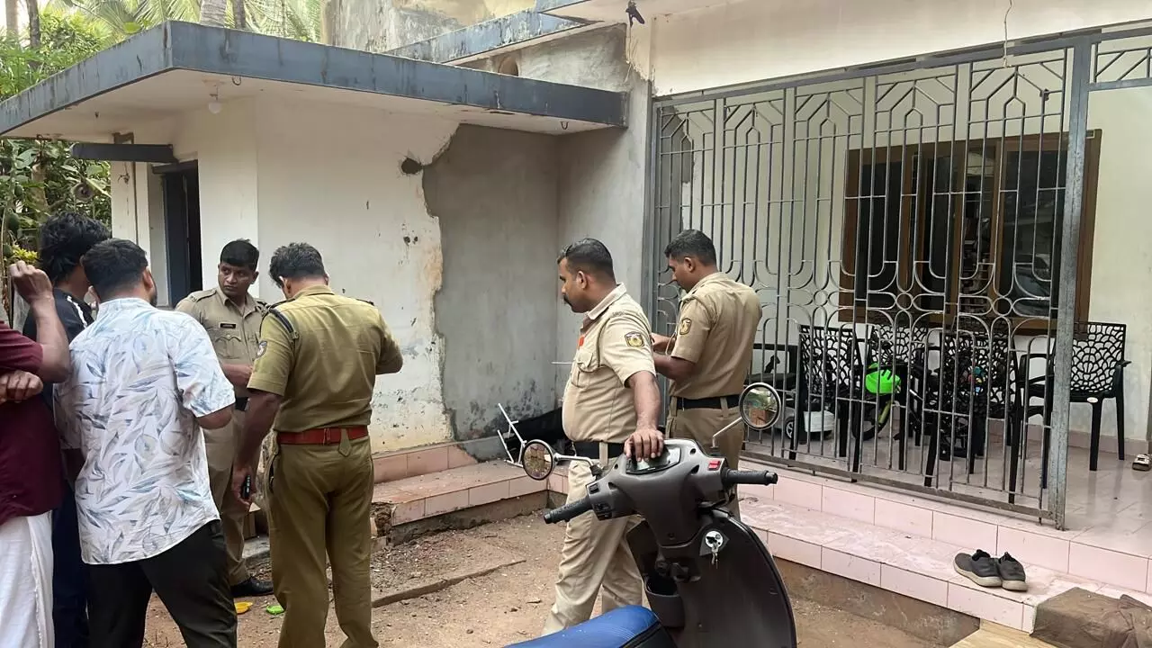 മുഴപ്പിലങ്ങാട്ട് എസ്ഡിപിഐ പ്രവര്‍ത്തകന്റെ വീടിന് നേരെ സ്റ്റീല്‍ ബോംബെറിഞ്ഞു