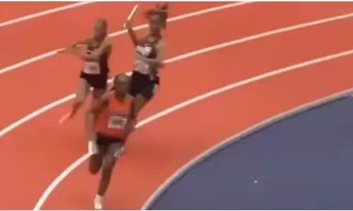 മല്സരത്തിനിടെ വിദ്യാര്ഥിയെ ബാറ്റണ് ഉപയോഗിച്ച് ആക്രമിച്ച് എതിരാളി(വിഡിയോ) മല്സരത്തിനിടെ വിദ്യാര്ഥിയെ ബാറ്റണ് ഉപയോഗിച്ച് ആക്രമിച്ച് എതിരാളി(വിഡിയോ)