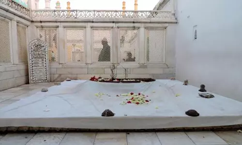 ഔറംഗസീബിന്റെ ഖബര്‍ മാറ്റണമെന്ന് മഹാരാഷ്ട്ര മുഖ്യമന്ത്രി