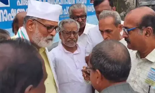 തിരുവനന്തപുരത്ത് ആര്എസ്എസ്-ബിജെപി പ്രവര്ത്തകര് തുഷാര് ഗാന്ധിയെ തടഞ്ഞു തിരുവനന്തപുരത്ത് ആര്എസ്എസ്-ബിജെപി പ്രവര്ത്തകര് തുഷാര് ഗാന്ധിയെ തടഞ്ഞു