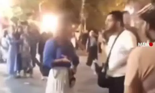 ജെറുസലേമില്‍ ക്രിസ്തുമത പ്രചരണം നടത്തിയ യുവതിക്ക് മേല്‍ വെള്ളമൊഴിച്ച് ജൂതന്‍മാര്‍ (VIDEO)