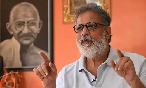 തുഷാര്‍ ഗാന്ധിക്കെതിരായ ആര്‍എസ്എസ് കൈയേറ്റം; ഗോഡ്സെയുടെ പ്രേതം ഗാന്ധി കുടുംബത്തിന്റെ രക്തത്തിന് ദാഹിക്കുന്നു: ജോണ്‍സണ്‍ കണ്ടച്ചിറ