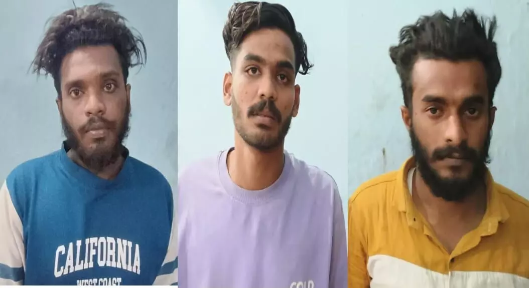 ചങ്ങരംകുളത്ത് ഒന്നേമുക്കാല് കിലോ കഞ്ചാവുമായി മൂന്നംഗ സംഘം പിടിയില് ചങ്ങരംകുളത്ത് ഒന്നേമുക്കാല് കിലോ കഞ്ചാവുമായി മൂന്നംഗ സംഘം പിടിയില്