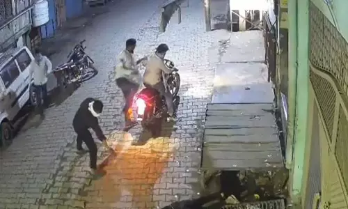 റമദാന്‍ വ്രതത്തിനായി അത്താഴം കഴിക്കാന്‍ നില്‍ക്കുകയായിരുന്ന യുവാവിനെ വെടിവച്ചു കൊന്നു (18 + വീഡിയോ)