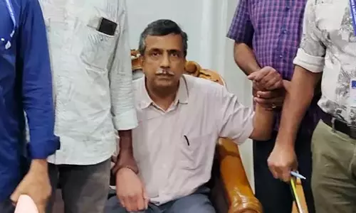 കൈക്കൂലി വാങ്ങാന് ഗ്യാസ് ഏജന്സി ഉടമയുടെ വീട്ടിലെത്തിയ ഐഒസി ഡിജിഎം അറസ്റ്റില് കൈക്കൂലി വാങ്ങാന് ഗ്യാസ് ഏജന്സി ഉടമയുടെ വീട്ടിലെത്തിയ ഐഒസി ഡിജിഎം അറസ്റ്റില്