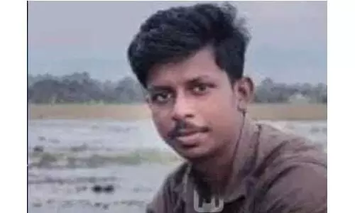 മിന്നലേറ്റ് യുവാവിന് ദാരുണാന്ത്യം, കൈയിലുണ്ടായിരുന്ന ഫോൺ പൊട്ടിത്തെറിച്ചു മിന്നലേറ്റ് യുവാവിന് ദാരുണാന്ത്യം, കൈയിലുണ്ടായിരുന്ന ഫോൺ പൊട്ടിത്തെറിച്ചു