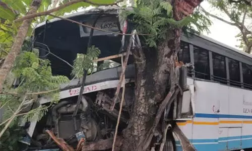 കെഎസ്ആര്ടിസി ബസ് ഇടിച്ച് ബൈക്ക് യാത്രക്കാരന് മരിച്ചു കെഎസ്ആര്ടിസി ബസ് ഇടിച്ച് ബൈക്ക് യാത്രക്കാരന് മരിച്ചു