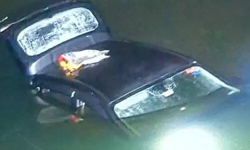 ഗൂഗിള് മാപ്പ് നോക്കി കാറില് സഞ്ചരിച്ചവര് പുഴയില് വീണു ഗൂഗിള് മാപ്പ് നോക്കി കാറില് സഞ്ചരിച്ചവര് പുഴയില് വീണു