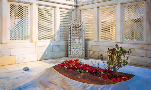 ഔറംഗസീബിന്റെ ഖബര്‍ നീക്കം ചെയ്യണമെന്ന് വിഎച്ച്പിയും ബജ്‌റംഗ്ദളും; മാര്‍ച്ച് 17ന് റാലി