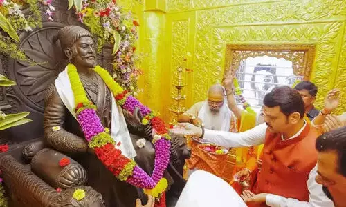 ഔറംഗസീബിന്റെ ഖബര് സംരക്ഷിക്കേണ്ടി വരുന്നത് ദൗര്ഭാഗ്യകരമെന്ന് മഹാരാഷ്ട്ര മുഖ്യമന്ത്രി ഔറംഗസീബിന്റെ ഖബര് സംരക്ഷിക്കേണ്ടി വരുന്നത് ദൗര്ഭാഗ്യകരമെന്ന് മഹാരാഷ്ട്ര മുഖ്യമന്ത്രി